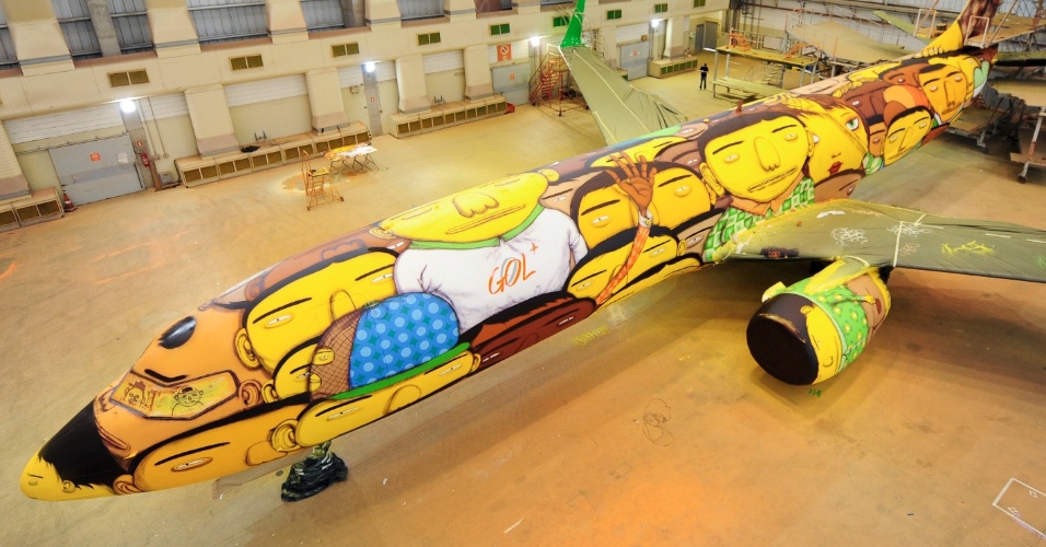 [Brasil] Pintura do avião da seleção agrada críticos de arte e divide torcedores Os_gemeos11