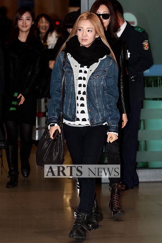 [PIC][13-01-2012]SNSD @ Incheon Airport! 2799_L_1326438661