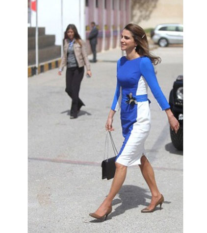 اناقة الملكة رانيا تثير اهتمام الإعلام B89886e9b605d4cd39dd8fd94a39262d