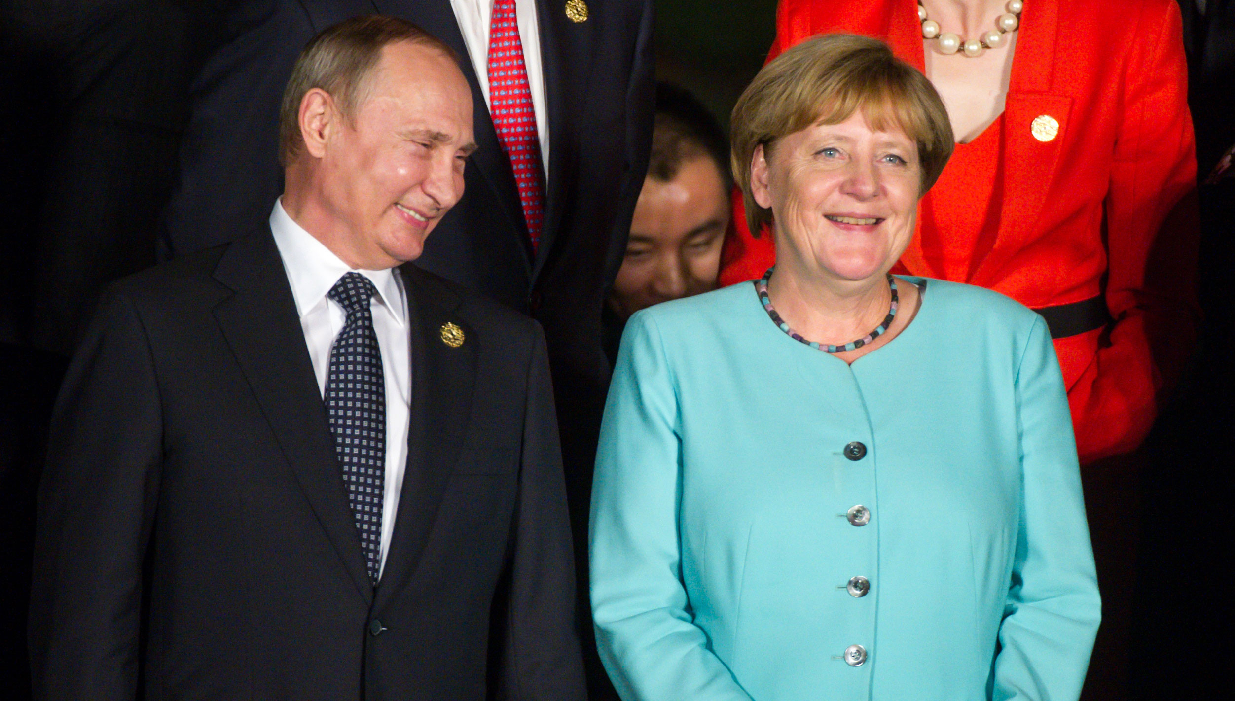 En Syrie - Page 13 Vladimir-putin-angela-merkel-1474453549