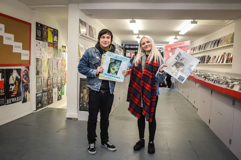 Noisey - Viernes negro comprando viniles con Frank Iero [02.12.14] Frank13