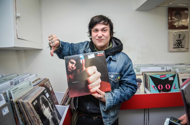 Noisey - Viernes negro comprando viniles con Frank Iero [02.12.14] Screen-Shot-2014-12-02-at-12-31-41