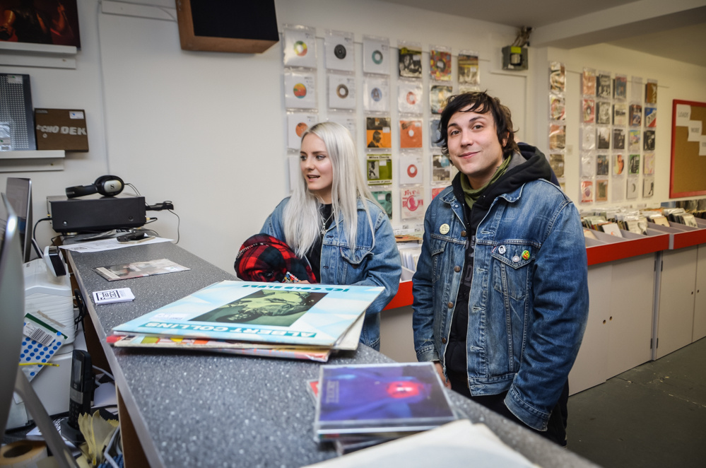 Noisey - Viernes negro comprando viniles con Frank Iero [02.12.14] Frank14