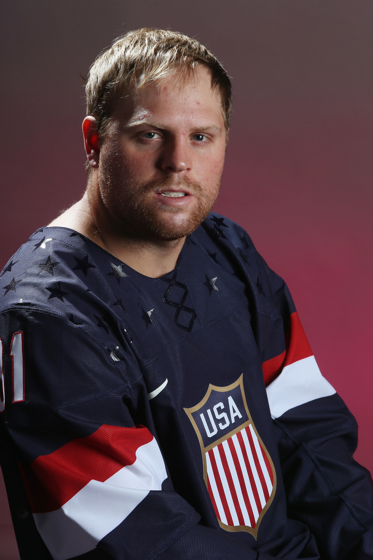 Phil Kessel détruit par la une du Hockey News   Kessel_3