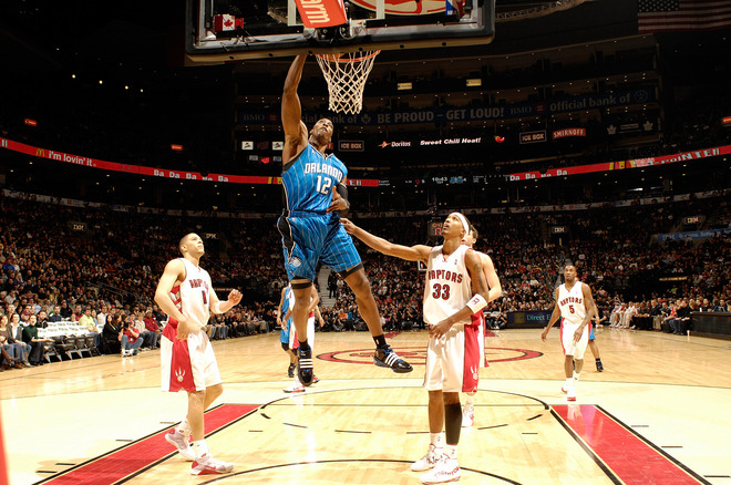 1st round : Orlando Magic (3) vs Toronto Raptors (6) [EAST] 20090104DwightDunkRaptors_RonTurenneNBAEGetty