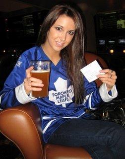 Ice girls - Page 2 Leafs_girl_3