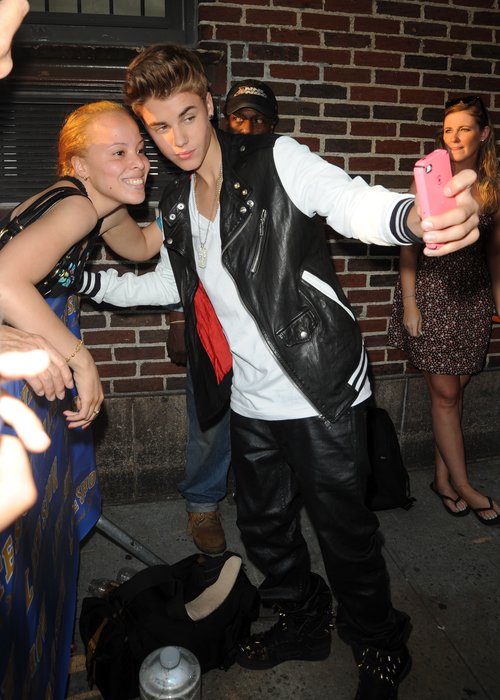 Justin Bieber - Page 2 Justin-bieber-with-fan-1340271288-custom-0