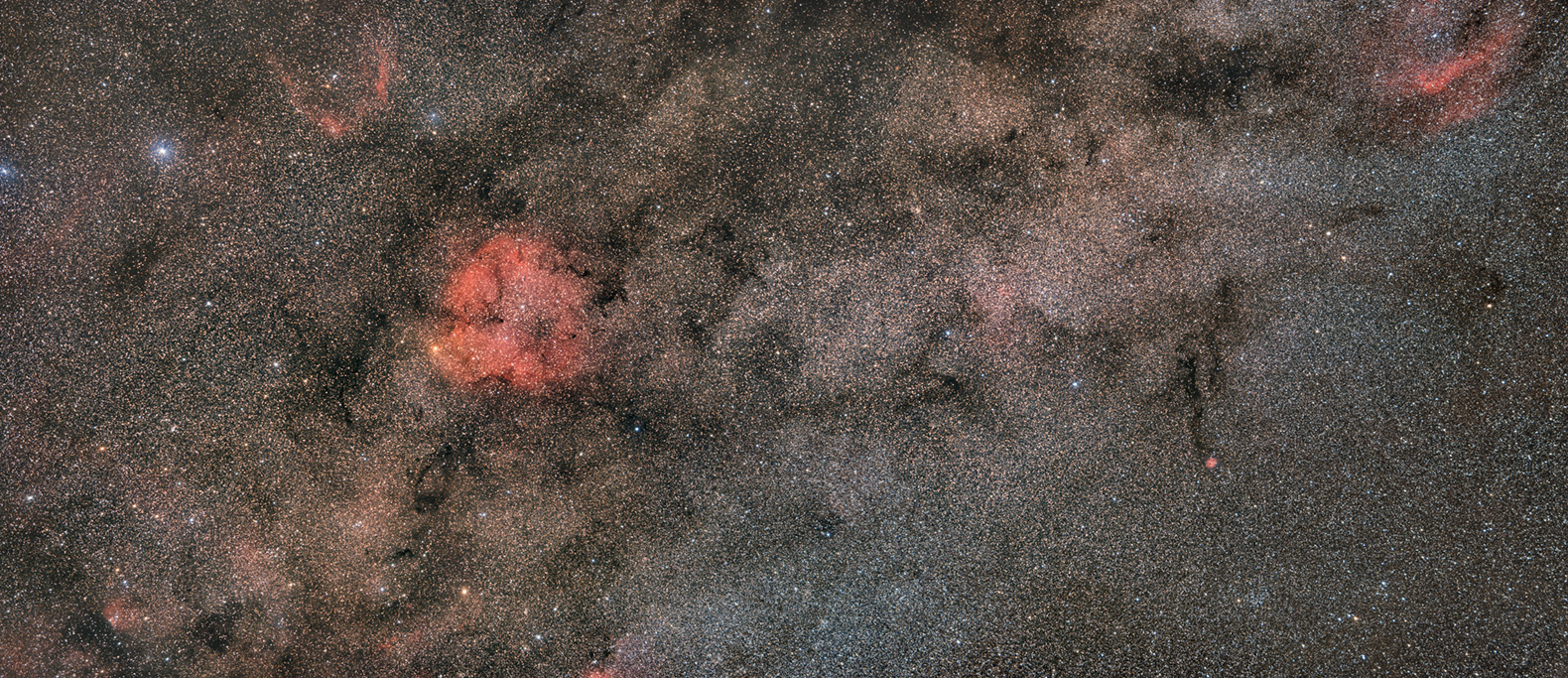 Mosaïque au A7s 135mm : IC1396 et IC5146  Mosa_IC1396_Cocon_A7s_25p