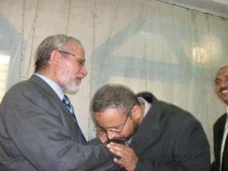 بالصور رئيس الوزراء الدكتور هشام قندل يقبل يد مرشد الجماعة Min_20129292218308