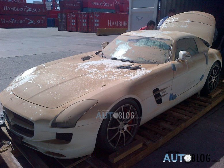 SLS dentro de um container cai no rio da plata - Argentina MERCEDES-SLS-ALAS-MOJADAS4