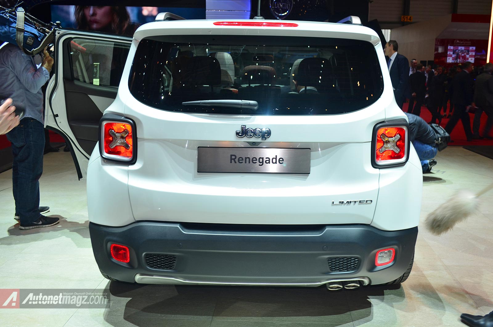 Lanterna traseira TrailHawk/Limited estrangeiro Jeep-Renegade-Limited-rear-view