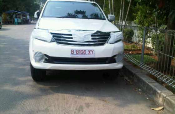 Toyota Hilux  SW4: nova geração Toyota-Fortuner-Facelift-SPIED