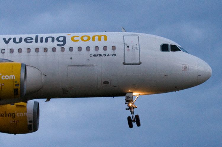 Efeméride 21 - 9 Vueling_a320_ec-grh_sevilla_110420_1