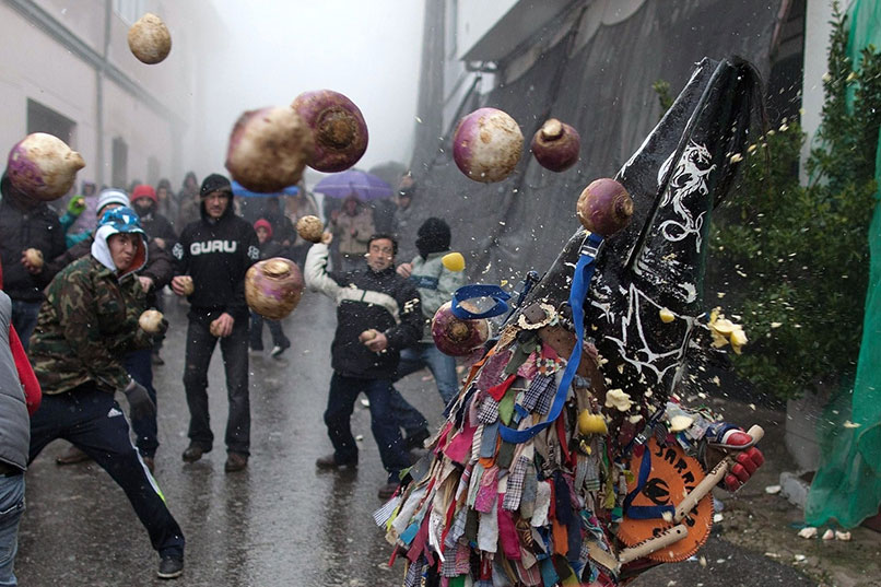 Tradiciones ancestrales en los pueblos de España  Piornal-Spain-people-throw-turnips-at-the-folkloric-figure-of-El-Jarramplas