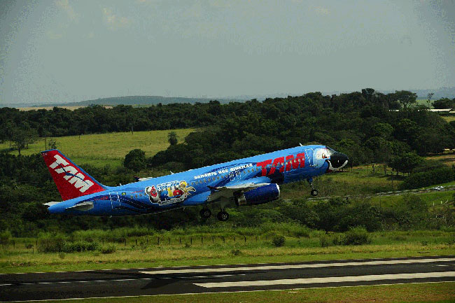avioes - [Brasil] Aeroportos e aviões viram vitrine publicitária  Tam-aviao-bagarai