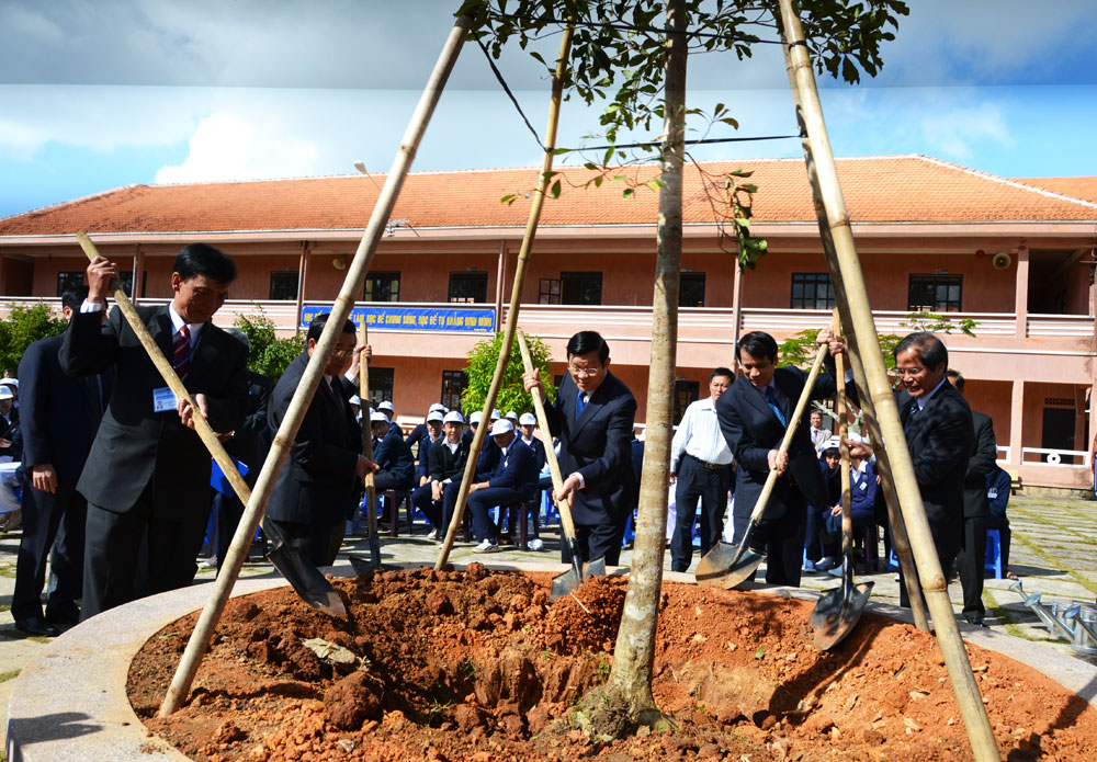 Chủ tịch nước dự lễ khai giảng năm học mới tại Trường THPT Bùi Thị Xuân, Đà Lạt  Images920329_ll