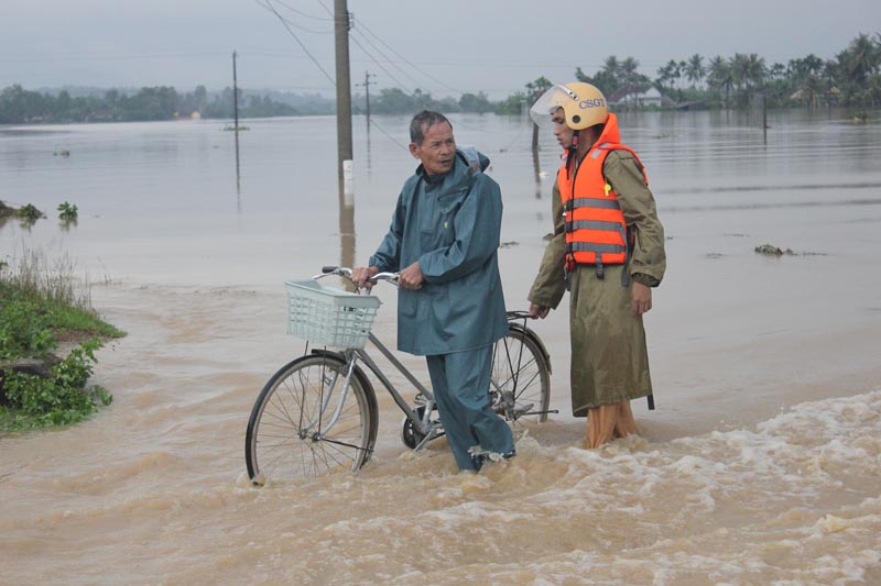 [17/10/2011] - Mộ Đức, mưa lớn ngập cả trụ sở UBND Huyện  Images564807_1