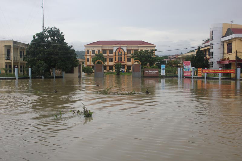 [17/10/2011] - Mộ Đức, mưa lớn ngập cả trụ sở UBND Huyện  Images564809_1