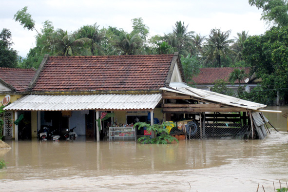 [17/10/2011] - Mộ Đức, mưa lớn ngập cả trụ sở UBND Huyện  Images564810_1