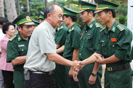 Thứ trưởng Bộ LĐ-TB&XH Bùi Hồng Lĩnh thăm mẹ VNAH và một số cơ quan ở đảo Lý Sơn Images774599_o