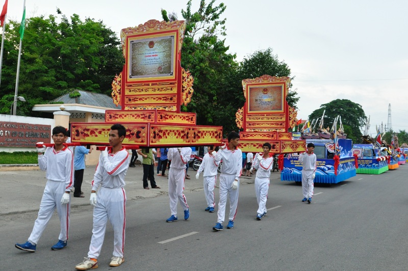 Lễ Khao lề Thế lính Hoàng Sa và Tuần văn hóa biển đảo Quảng Ngãi năm 2013: Tổ chức lễ rước tứ linh làm bằng hành tỏi Images837119_DSC_0187