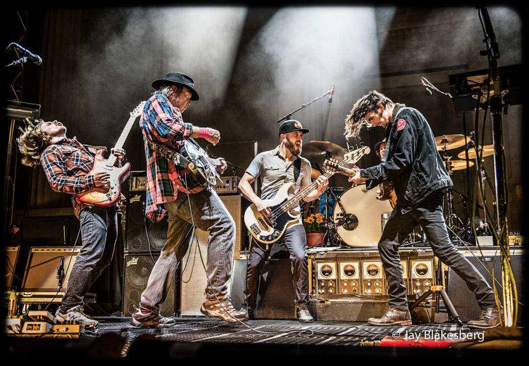 El Hilo de los POPUHEADS- 4º ANIVERSARIO - Página 12 Neil-Young-Live-band-2016