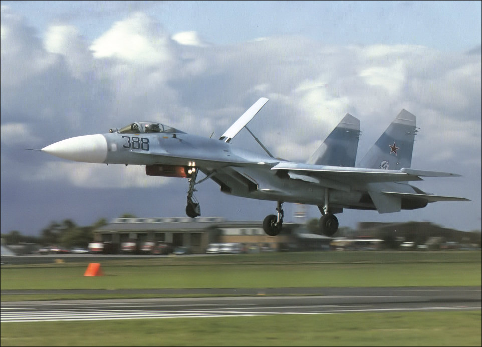 القاذفة المقاتلة سوخوي- 27 Su-27_landing_large