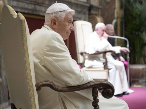 Le pape émérite Benoît XVI explique sa renonciation  - Page 3 4098410743