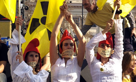 Contre la folie du Nucléaire Rassemblement européen samedi 12 juillet à 14h place de la République à Paris Manifestation-stop-epr-03