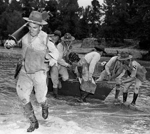  غربلة الجنرالات: مناورات لويزيانا 1941 و تحضير الجيش الامريكي للحرب العالمية Calvary-machine-gun-crew-trains-in-Louisiana-Maneuvers.