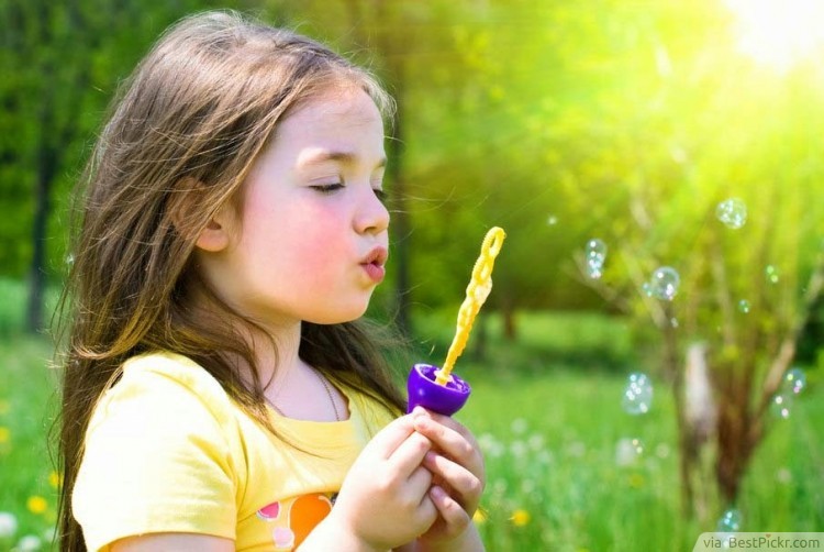 زينة الحياة الدنيا .. - صفحة 3 Beautiful-Girl-Playing-with-Bubbles-Photo-Inspiration-750x502