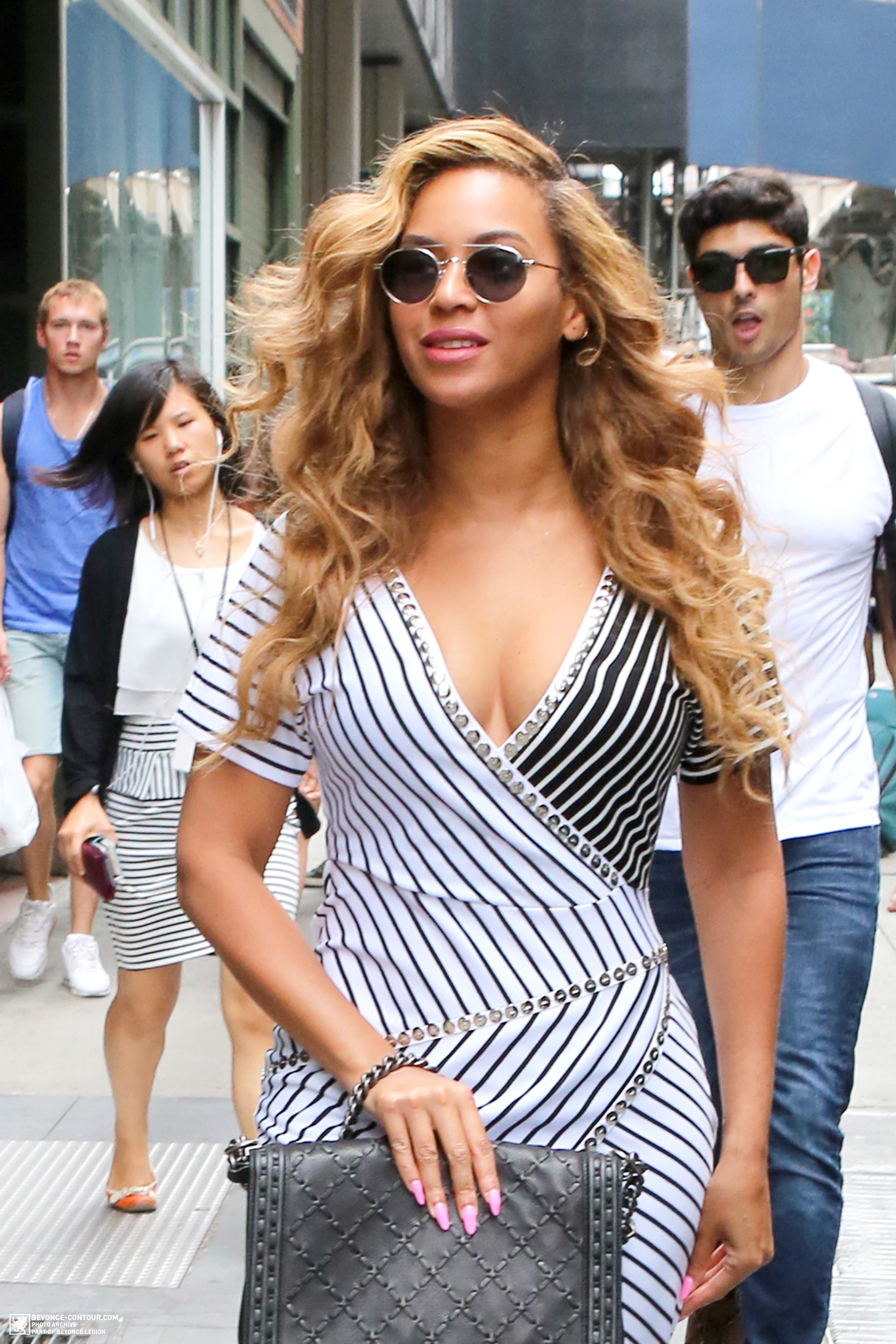 Beyoncé > Apariciones en público <Candids> [III] - Página 46 016