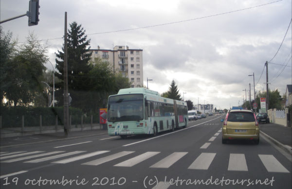 Prsentation des bus 704%20Van%20Hool%20AG300%20GPL%20me%2019%20octobre%202010%20(devant%20Trousseau%20Chambray)