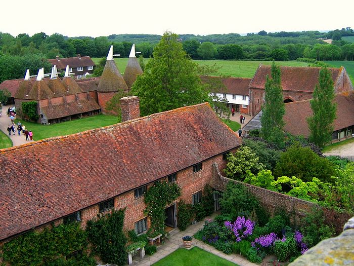 صور لأجمل الحدائق في انكلترا... A%20View%20of%20the%20Oast%20Houses%20from%20the%20Tower%20at%20Sissinghurst_O