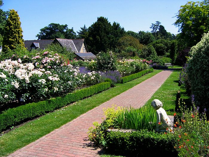 صور لأجمل الحدائق في انكلترا... Orde%20Hill%20Gardens_%20Sussex_2