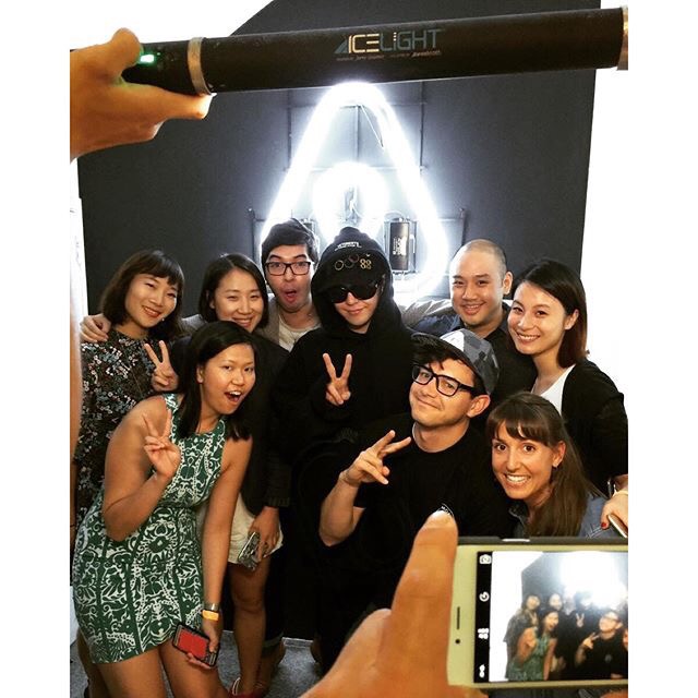 [24/9/2015][Pho] G-Dragon chụp ảnh cùng staff của AirbnB Da48c5fd93