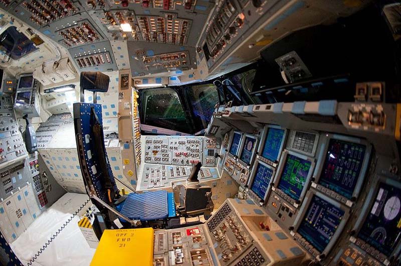 جولة في قمرة قيادة مكوك الفضاء Space-Shuttle-Endeavour%E2%80%99s-Flight-Deck-10