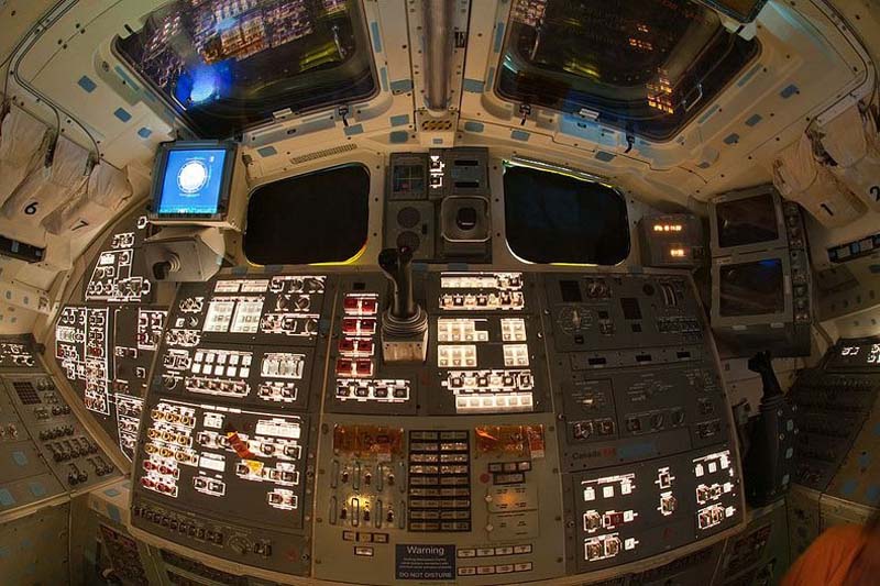 جولة في قمرة قيادة مكوك الفضاء Space-Shuttle-Endeavour%E2%80%99s-Flight-Deck-5