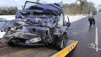 Auto kollidiert mit Bus: Tote und Verletzte !! Verkehrsunfaelle-ungluecke