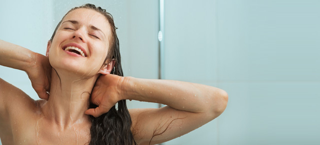 Händewaschen wichtiger als Dusche ! Junge-frau-unter-der-dusche-