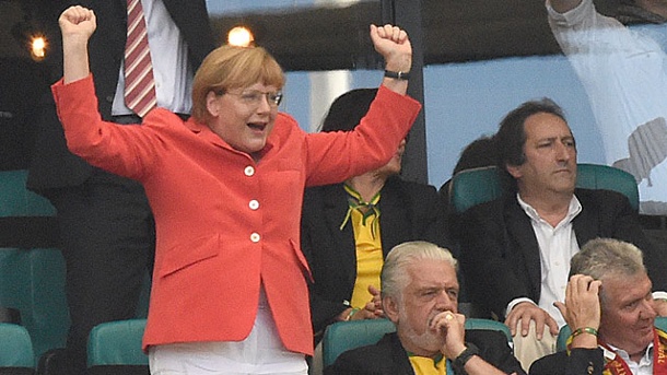 NACIONALJA GJERMANE NË BRAZIL Kanzlerin-merkel-bejubelt-auf-der-ehrentribuene-in-salvador-das-2-0-gegen-portugal-durch-mats-hummels