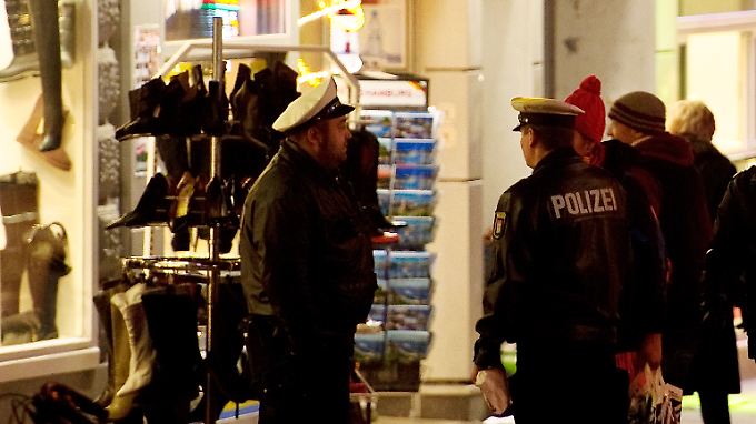"Vorbeugende Maßnahmen" in Hamburg Polizei kontrolliert 200 Verdächtige Hamburg