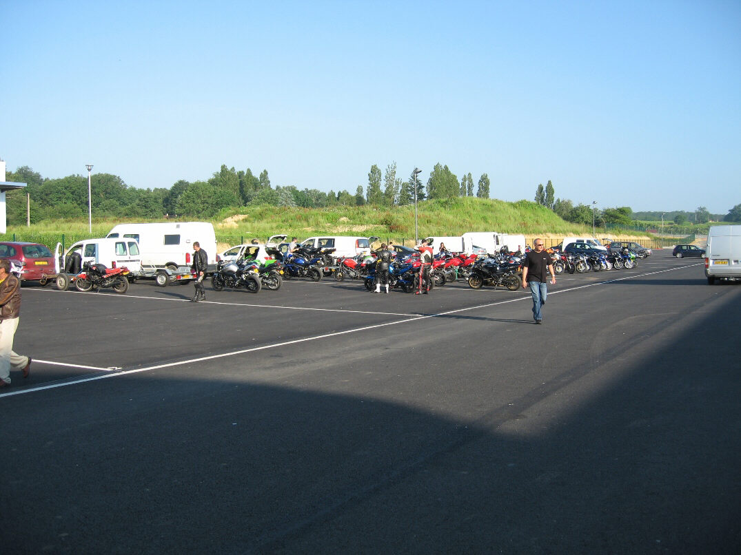 premiers tours de roue sur circuit , ca y est !!!!! FFM%20DAY%20nogaro%201024