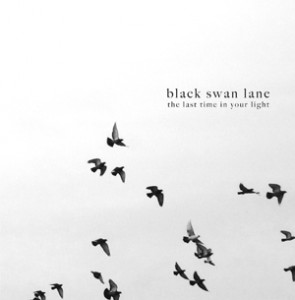 Là tout de suite, j'écoute - Page 16 Black-Swan-Lane_The-Last-Time-In-Your-Light-295x300