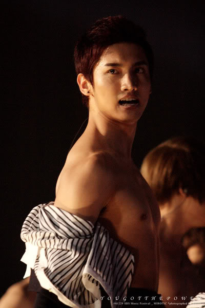 Offre un cadeau - Page 28 1-SexyChangmin7