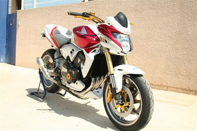 Moto de OUFFFF - Page 2 Hornet-s2-concept-7