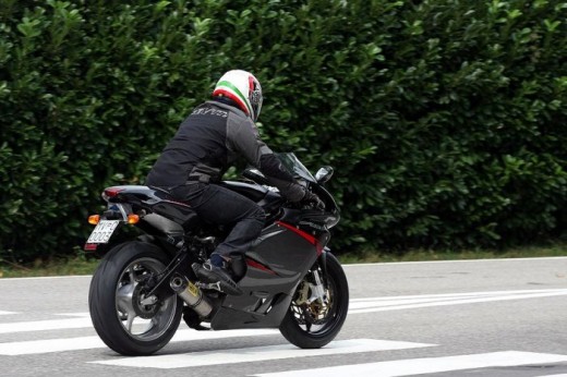 MV Agusta 675 3-cylindres 2010, premires photos 02.jpg_700-520x346