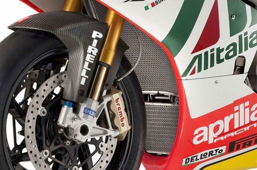 Aprilia RSV4 Biaggi Replica : une moto grand public à 50 000 euros ! 33-520x345