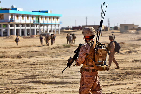 Satanisme militaire American-soldier-with-jammer-backpack