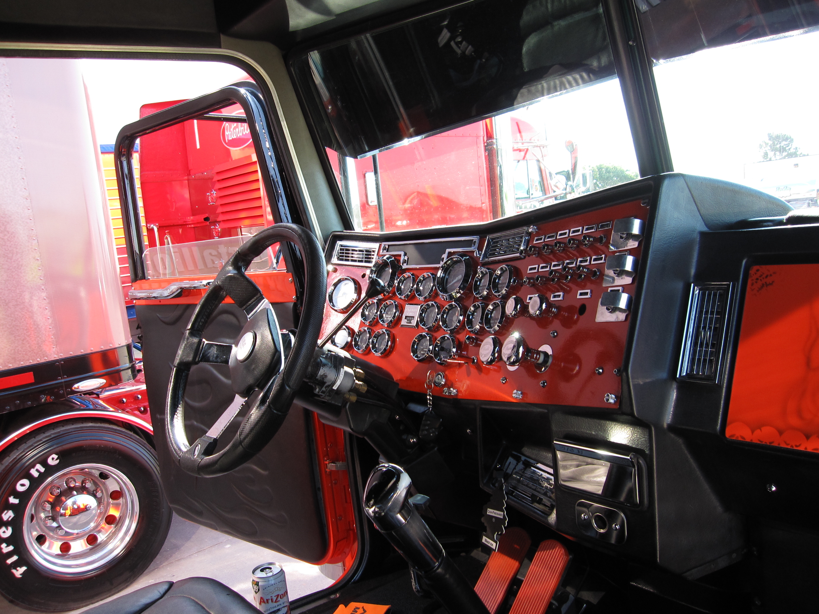 #54 : Peterbilt Harley Davidson - Page 2 Peterbilt_inside_truck